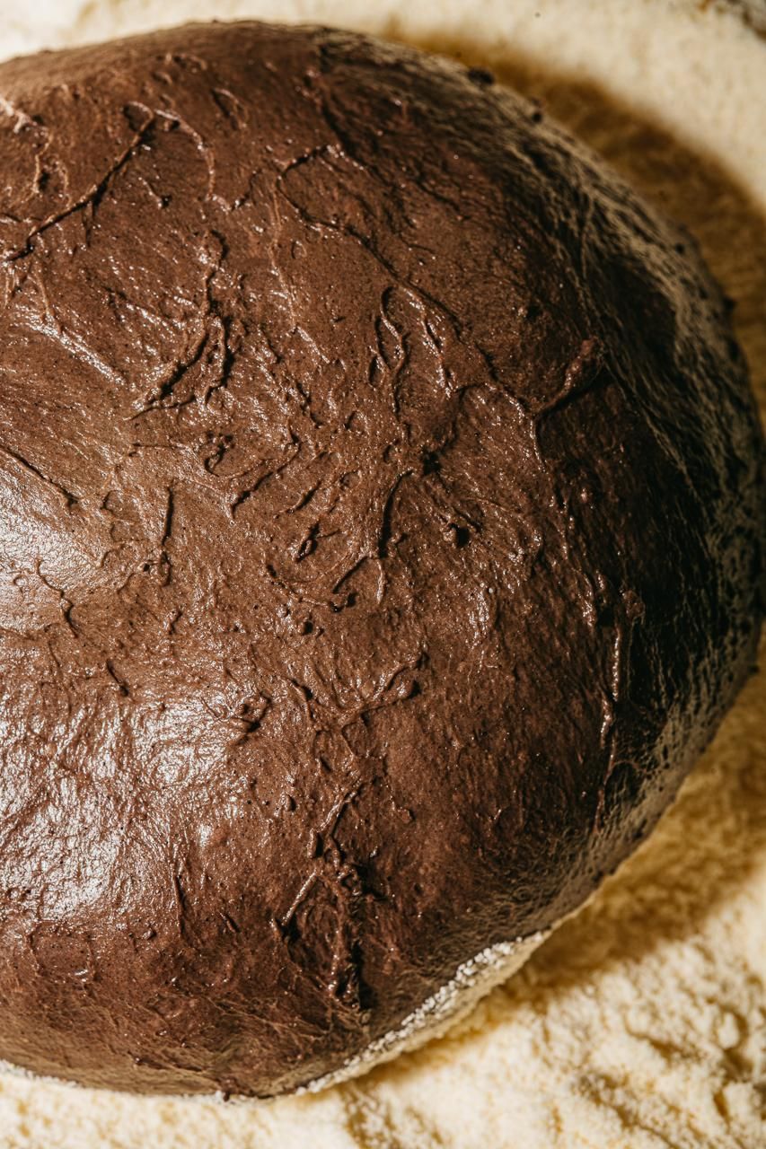 Fényes, sima Blackery tésztagolyó lisztben