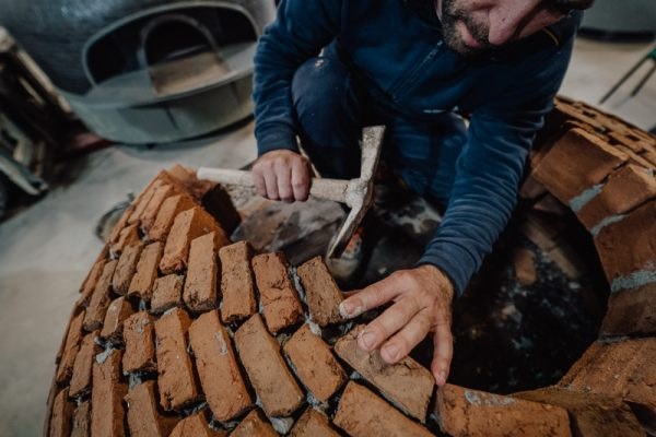 A kupola téglasorainak illesztése kalapáccsal