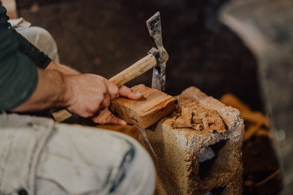 Tégla méretre vágása kőművesbárddal
