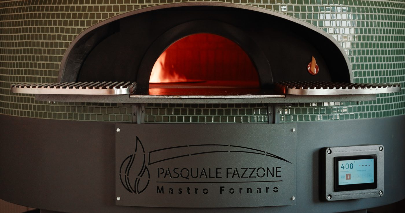 Leaf Oven technológiás Fazzone kemence zöld mozaikburkolattal, az előlapon érintőkijelzővel