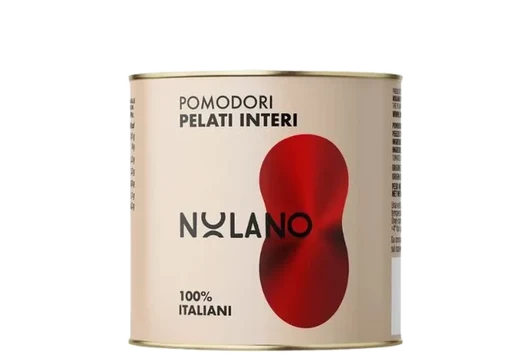 Nolano egész hámozott paradicsom