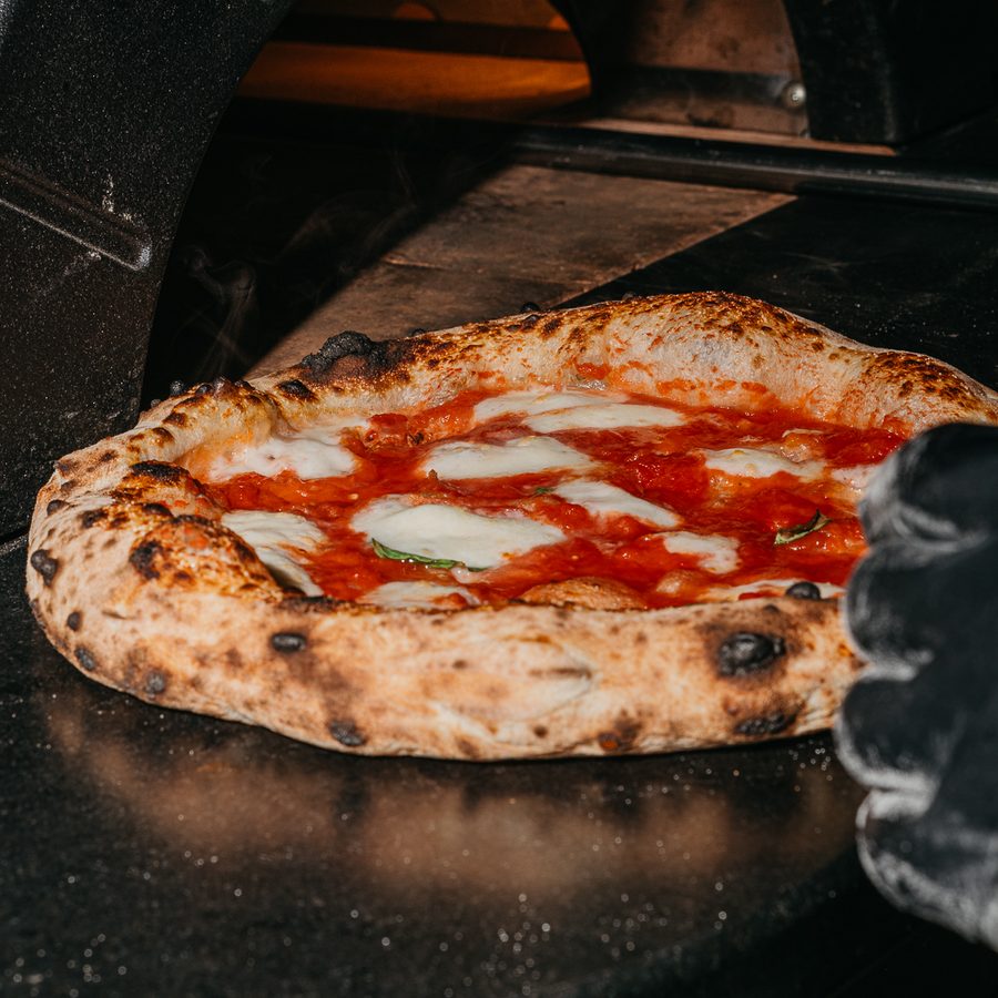 Nápolyi margherita pizza paradicsomszósszal és bivalymozzarellával